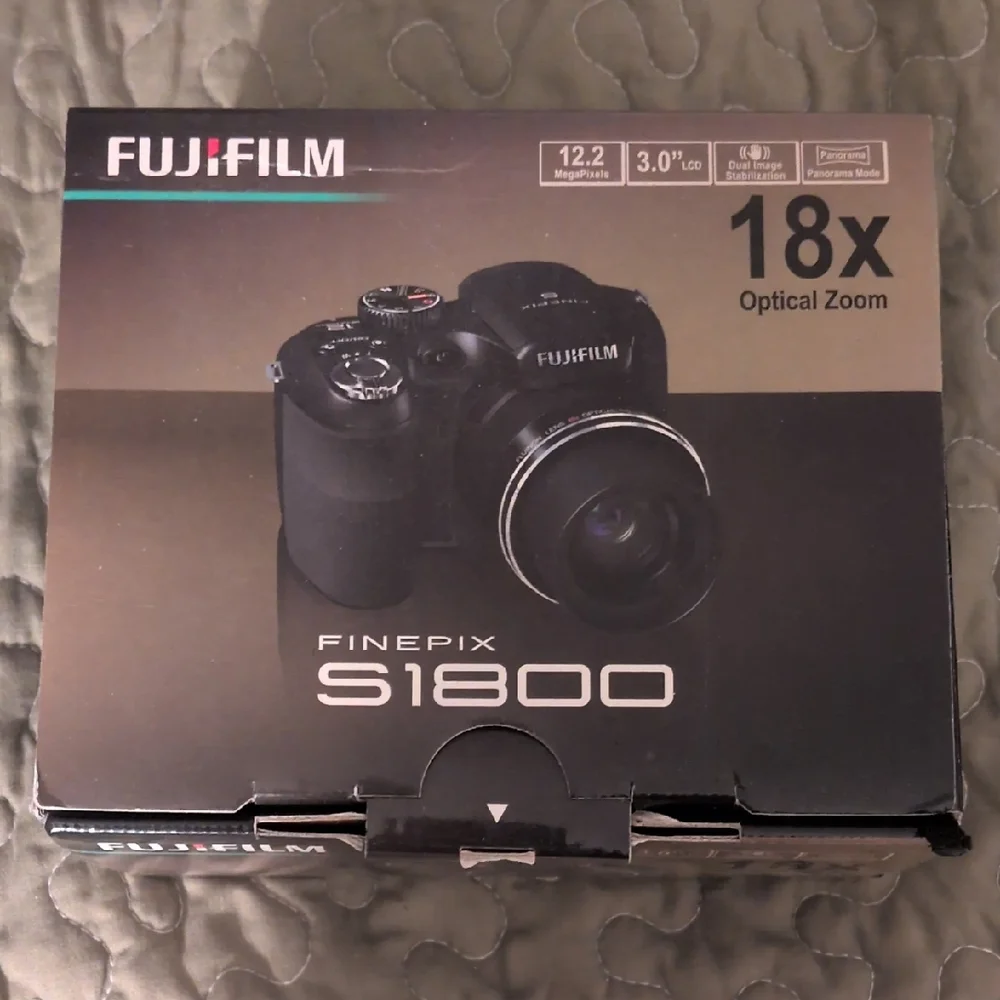 Fujifilm FinePix S Serie S1800 12.2MP Digital Camera 18x Wide Angle Optical Zoom